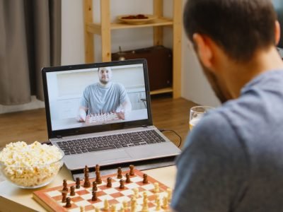 friends-playing-chess-on-video-call-e1650508663396.jpg